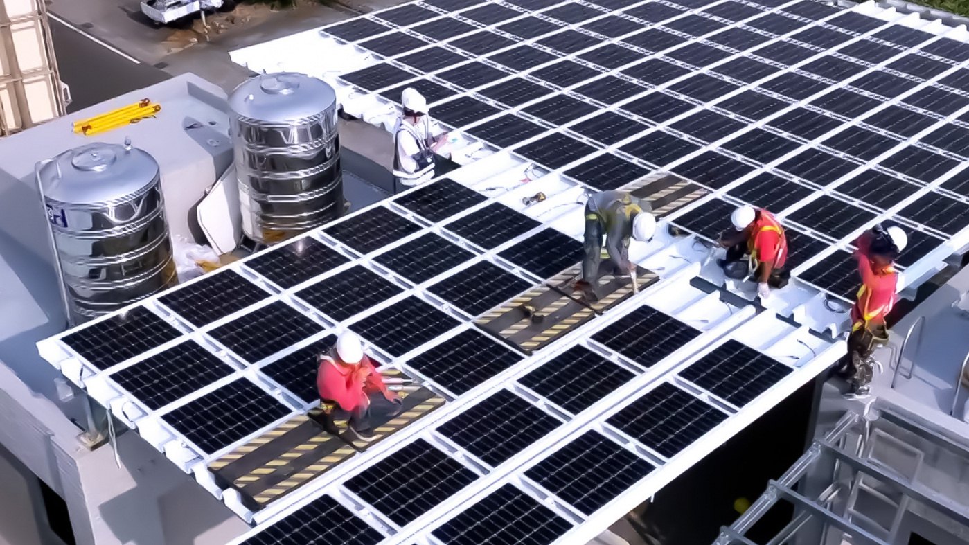 友達打造光電建築一體化整合建材，開發SunSteel光電整合型浪板，實現快速安裝、避免二次施工，讓屋頂光電躍升未來建物新標配。