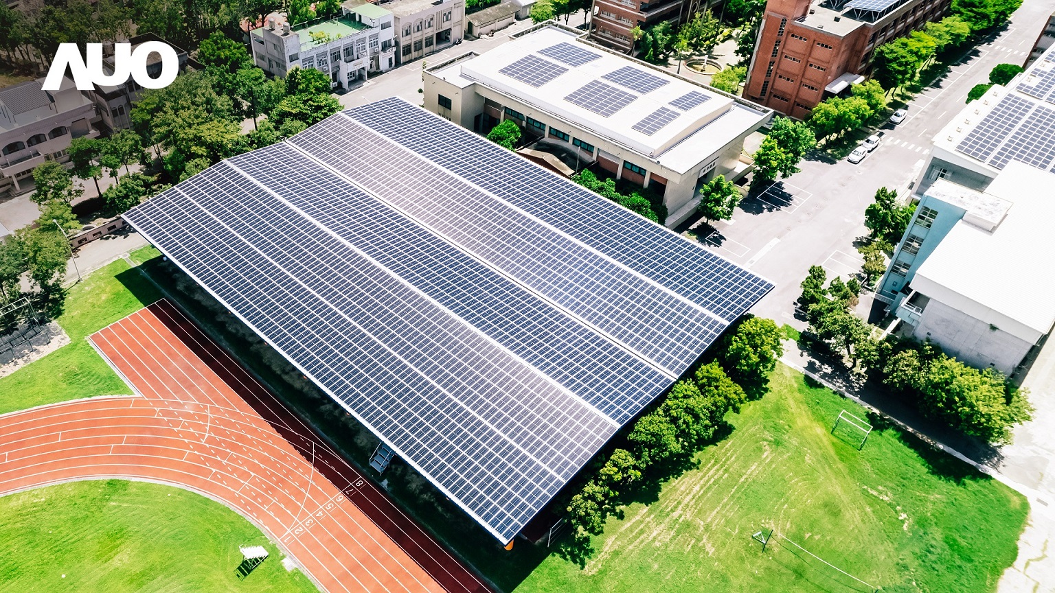 友達SunSteel光電整合型浪板具備快速安裝、輕量化優勢，可提升15%發電效能，通過國際IEC與國內VPC認證安全、防漏、耐候標準