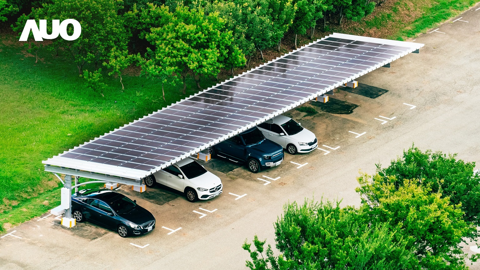 友達SunSteel光電整合型浪板具備快速安裝、輕量化優勢，可提升15%發電效能，通過國際IEC與國內VPC認證安全、防漏、耐候標準